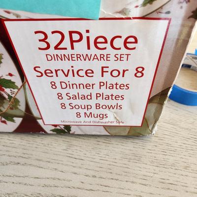 Noel Christmas Dishes 32 pieces Still in box