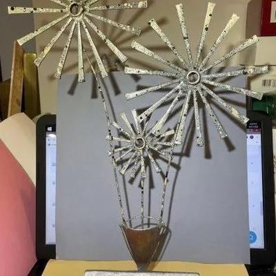 Noted NJ Artist Michael P. McCrink Un-Signed Fabricated Base Metal Flower Artwork 17.5" Tall Preowned from Workshop and Estate.