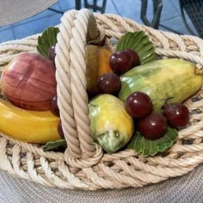 VINTAGE MID-CENTURY CAPODIMONTE PORCELAIN MAJOLICA FRUIT BASKET 14.5