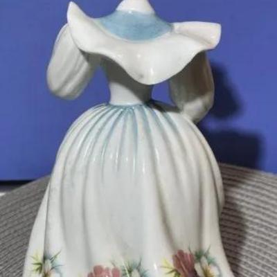 Royal Doulton Pretty Ladies October Collection Figurine #HN-2693 Collectible in VG Preowned Condition.