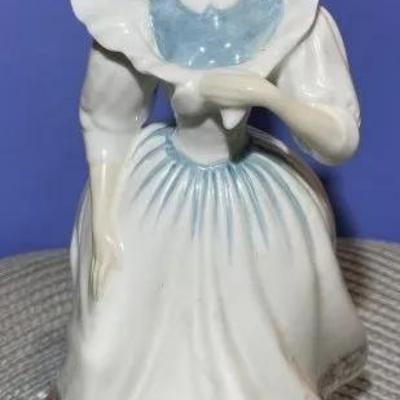 Royal Doulton Pretty Ladies October Collection Figurine #HN-2693 Collectible in VG Preowned Condition.