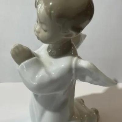LLadro Praying Angel Boy Porcelain Figurine 4538 Hand Made in Spain Retired 5" Tall in VG Preowned Condition.
