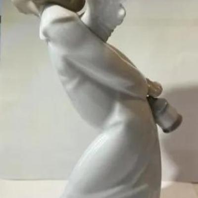 Lladro Curious Angel with Lantern Behind Back 9.5" Tall Figurine #4960 in VG Preowned Condition.
