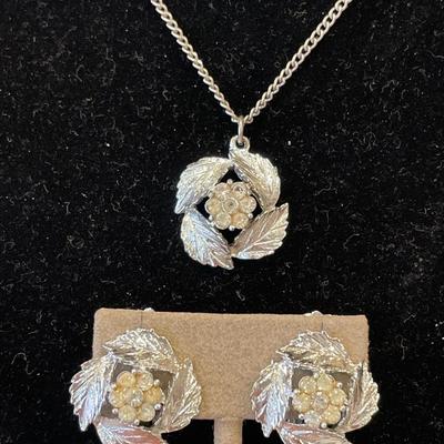 Leaf design Clip on and necklace set