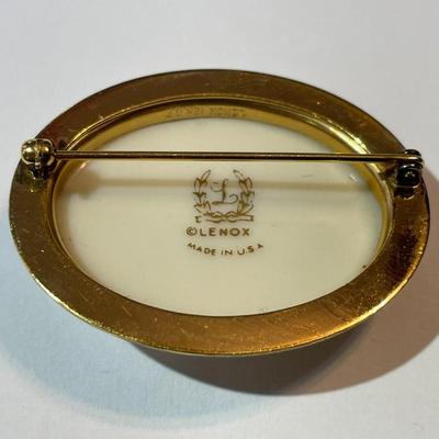 Vintage Lenox 12k Gold Filled Love Doves Porcelain Pin/Brooch in VG Preowned Condition.