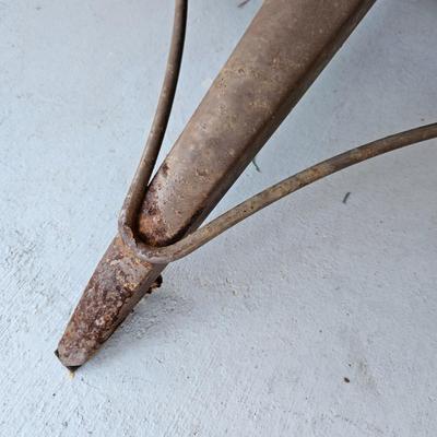 Metal Outdoor Rocker and Rustic Table (BY-DW)