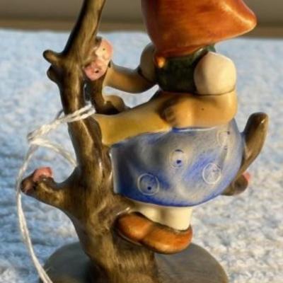 HUMMEL Figurine #141/3/0 TMK-2 APPLE TREE GIRL 4" Tall in Good Preowned Condition as Pictured.