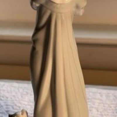 Lladro #5743 Don't Forget About Me Figurine 8.25" Tall in VG Preowned Condition. No Original Box.
