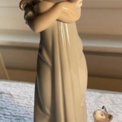 Lladro #5743 Don't Forget About Me Figurine 8.25" Tall in VG Preowned Condition. No Original Box.