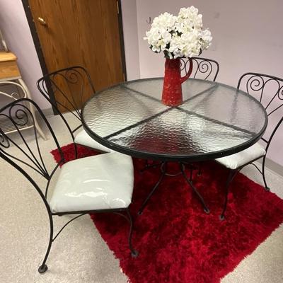 Bistro Round 42in Table With 4 Chairs and Red Rug