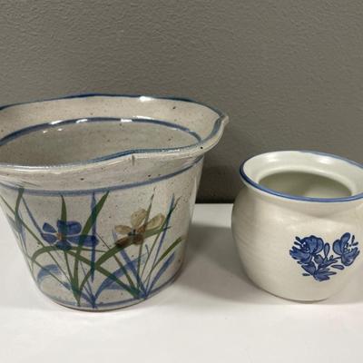 2 small ceramic pots