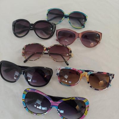 Large Lot of Fashion Sunglasses (G-BBL)