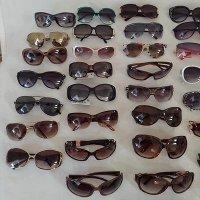 Large Lot of Fashion Sunglasses (G-BBL)