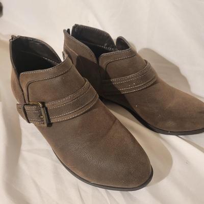 Womenâ€™s Fashion Boots, Sz. 8-9 (P-CE)