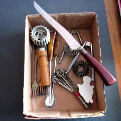 Lot 376: Lot of Misc Kitchen Utensils