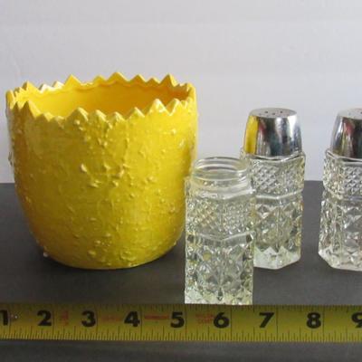 Lot 381: Planter and Shakers