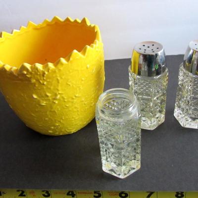 Lot 381: Planter and Shakers