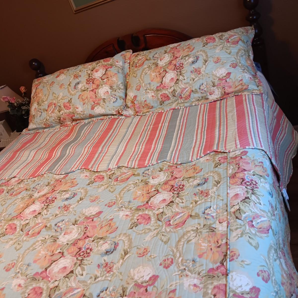 KING SIZE WAVERLY BEDSPREAD AND BLANKET