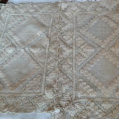 Assorted vintage doilies