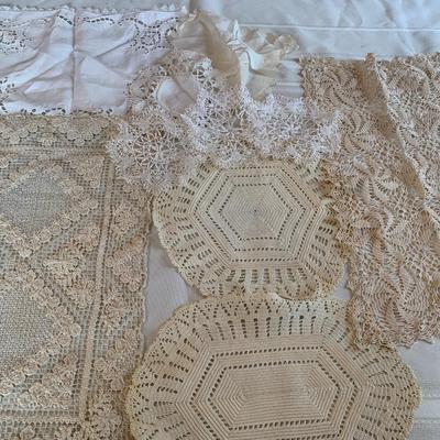 Assorted vintage doilies