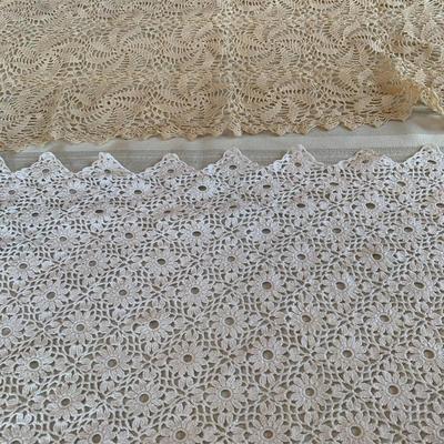 Assorted vintage doilies