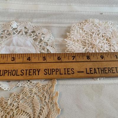 Assorted vintage doilies