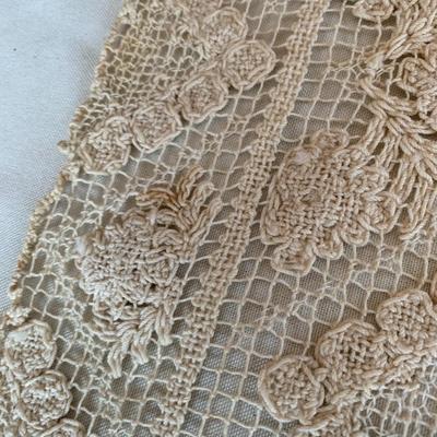 Assorted vintage doilies