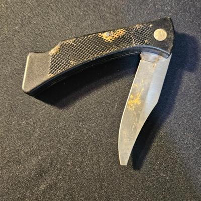 Assortment of Pocket Knives and a Zippo (LR-DW)