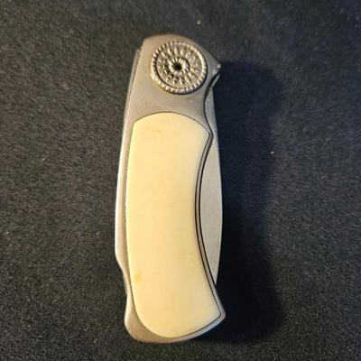 Assortment of Pocket Knives and a Zippo (LR-DW)