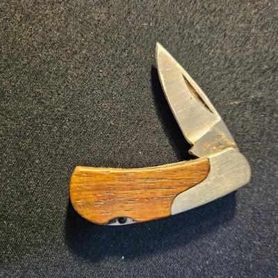 Assortment of Pocket Knives and a Zippo (LR-DW)