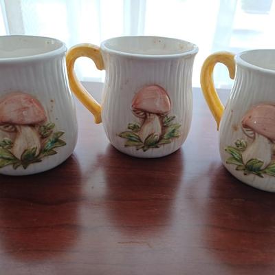 4 vintage mushroom mugs