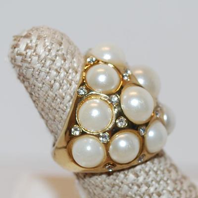 Size 7 Showy Ring with 15 Pearl-Style Sones and Tiny Sparkle Stones Embed (25.0g)