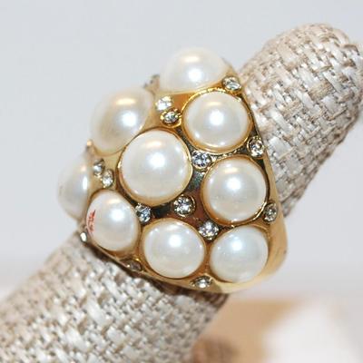 Size 7 Showy Ring with 15 Pearl-Style Sones and Tiny Sparkle Stones Embed (25.0g)