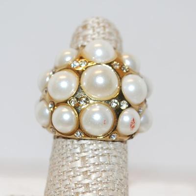 Size 7 Showy Ring with 15 Pearl-Style Sones and Tiny Sparkle Stones Embed (25.0g)