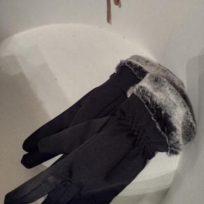 Collection of Ladies Hats and Hat Boxes (#1)