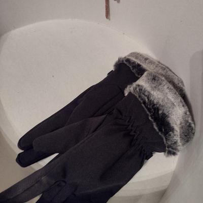 Collection of Ladies Hats and Hat Boxes (#1)