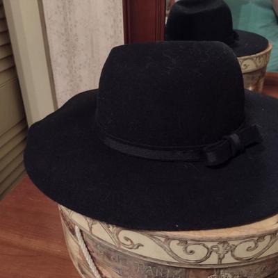 Collection of Ladies Hats and Hat Boxes (#4)