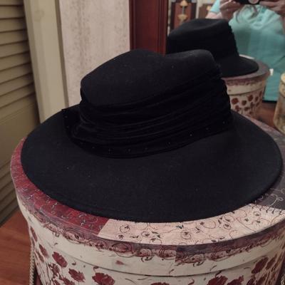 Collection of Ladies Hats and Hat Boxes (#4)