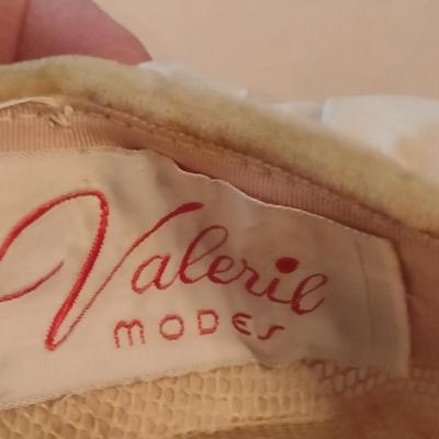 Collection of Ladies Hats and Hat Boxes (#8)