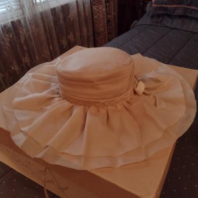 Collection of Ladies Hats and Hat Boxes (#8)