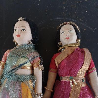 2 female dolls