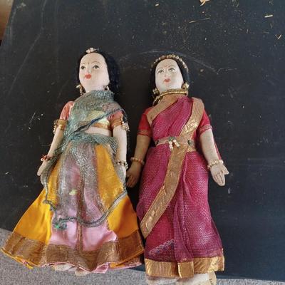 2 female dolls