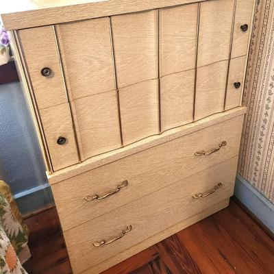 Lot #114 Mid Century Modern Chest of Drawers