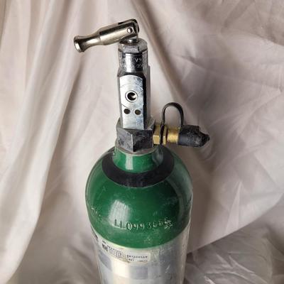 Oxygen cylinder with O2