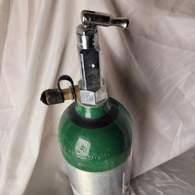 Oxygen cylinder with O2