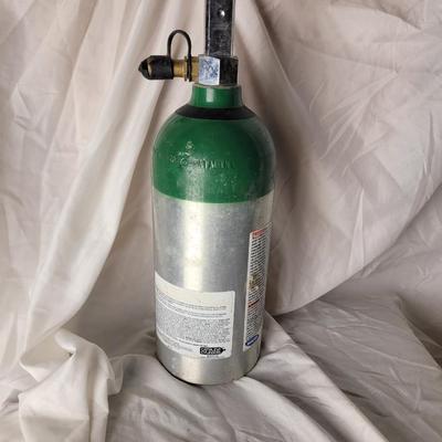 Oxygen cylinder with O2