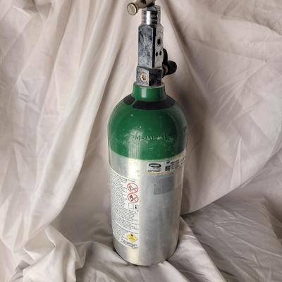 Oxygen cylinder with O2