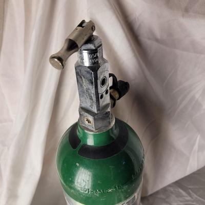 Oxygen cylinder with O2