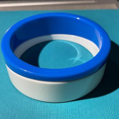 Vintage Mid-Century Modern Blue/White Lucite 1" Wide Bangle Bracelet in VG Preowned Condition.