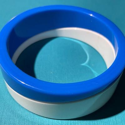 Vintage Mid-Century Modern Blue/White Lucite 1" Wide Bangle Bracelet in VG Preowned Condition.